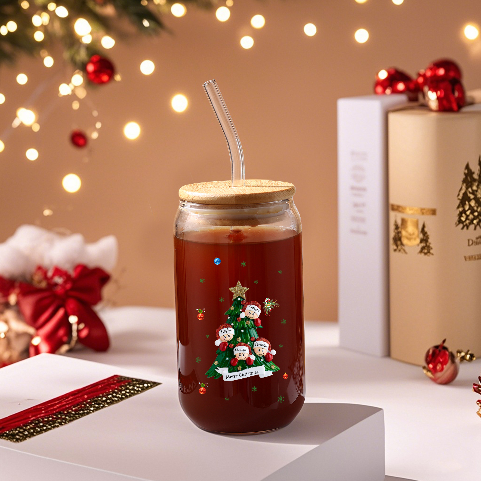 Personalisierte 2-6 Name & Text Weihnachts-Getränke-Jar mit Baum & Schneemannmotiv Glastasse mit Glasstrohhalm – Festliche Trinkfreude