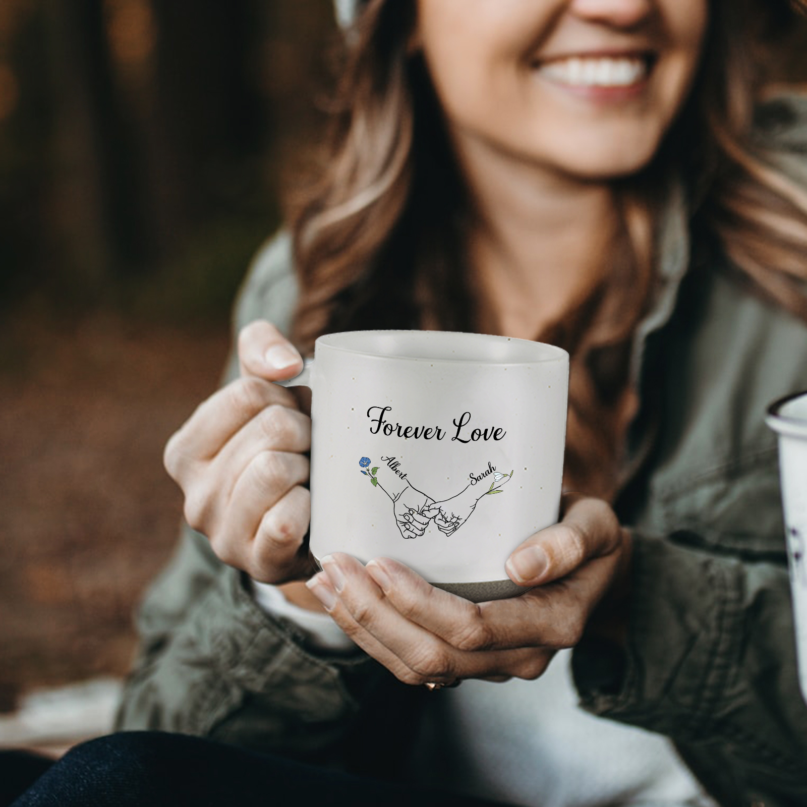 Personalisierte 2 Namen & 2 Geburtsblumen & Text Hand-in-Hand Keramik Mark-Tasse in 4 Farben – Einzigartiges Geschenk für Paar