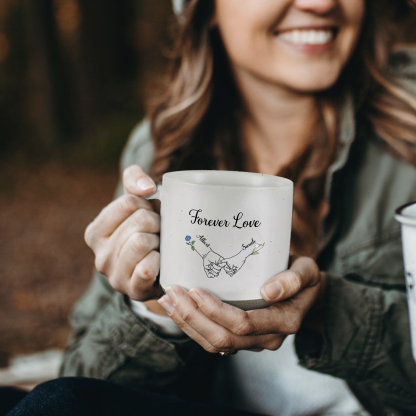 Personalisierte 2 Namen & 2 Geburtsblumen & Text Hand-in-Hand Keramik Mark-Tasse in 4 Farben – Einzigartiges Geschenk für Paar