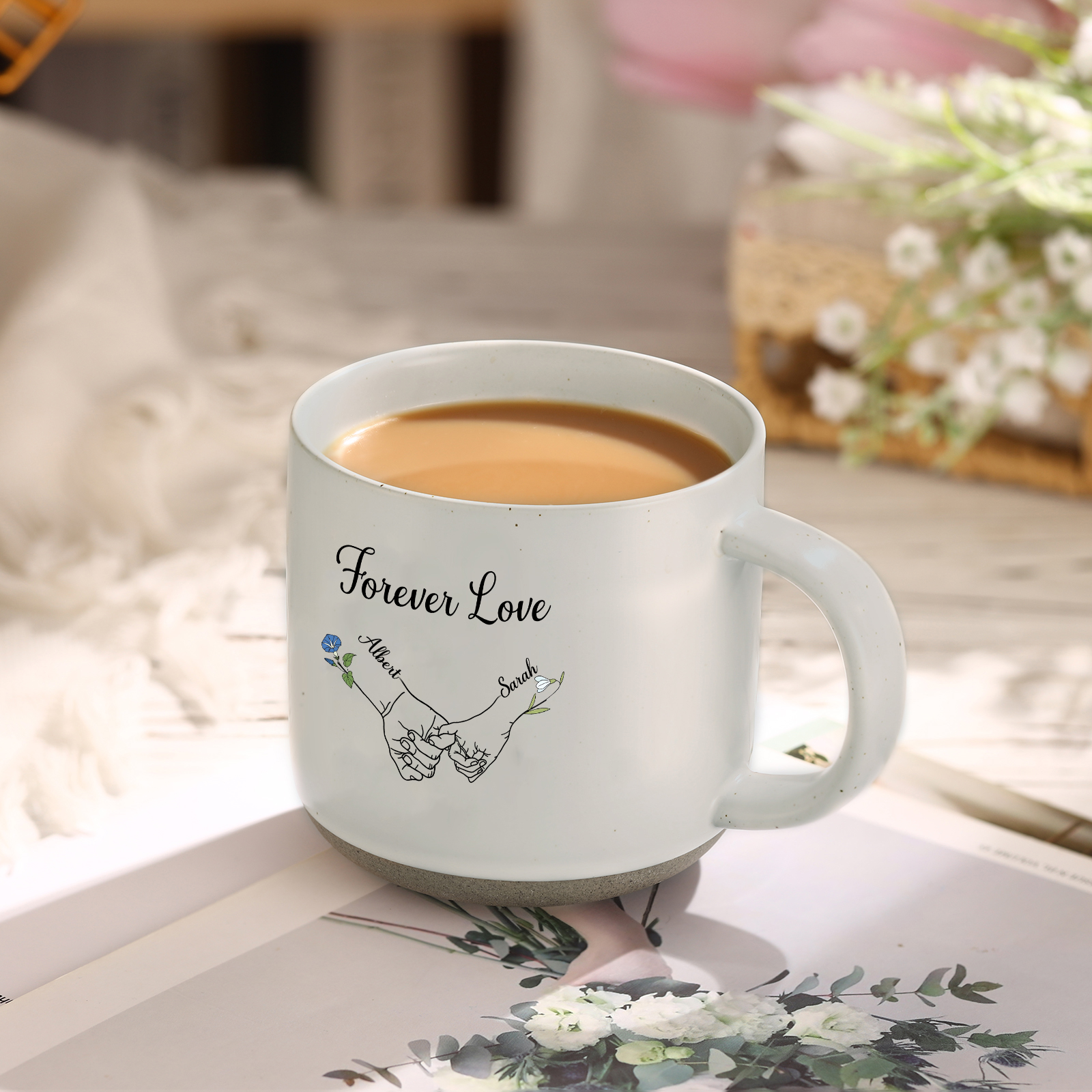 Personalisierte 2 Namen & 2 Geburtsblumen & Text Hand-in-Hand Keramik Mark-Tasse in 4 Farben – Einzigartiges Geschenk für Paar