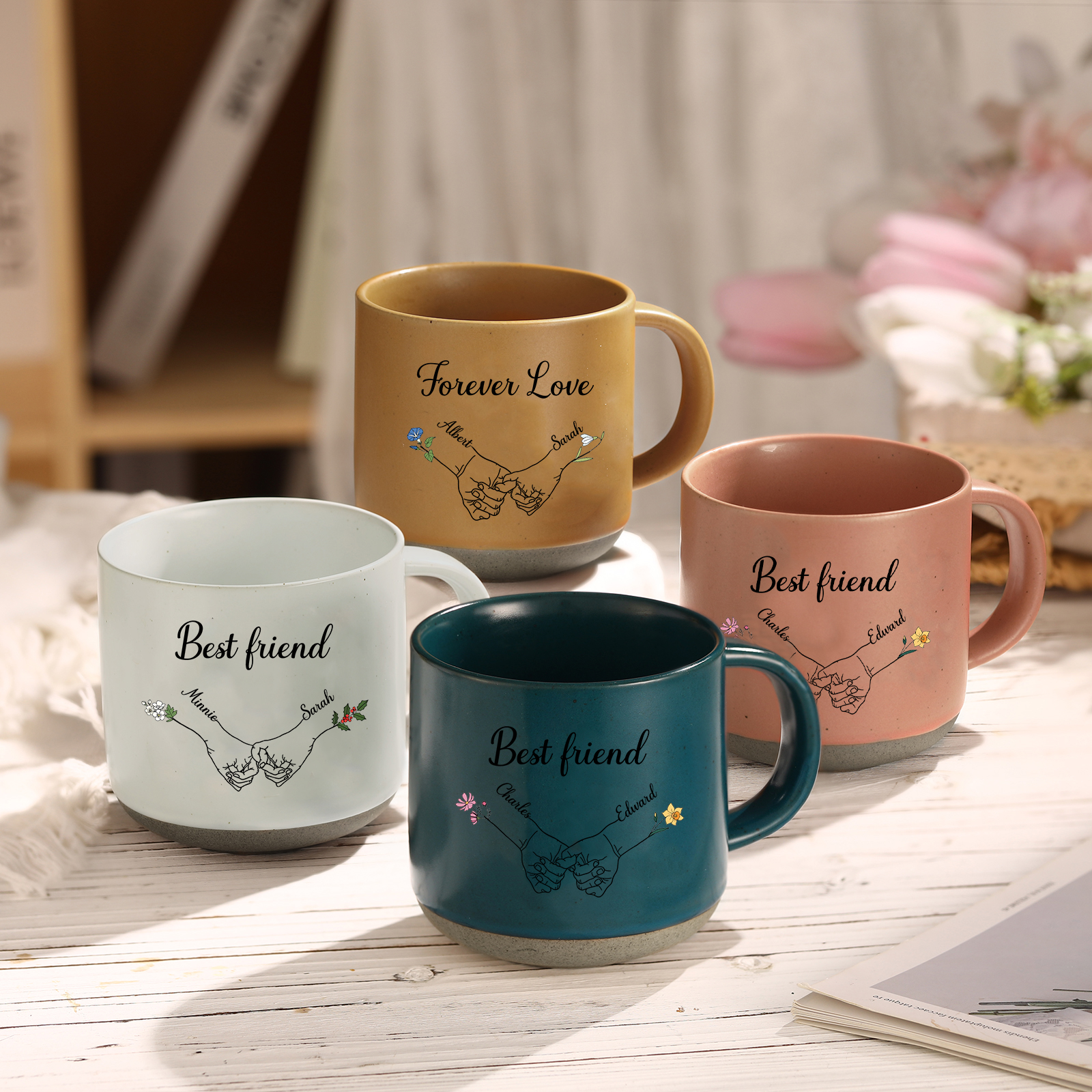 Personalisierte 2 Namen & 2 Geburtsblumen & Text Hand-in-Hand Keramik Mark-Tasse in 4 Farben – Einzigartiges Geschenk für Paar