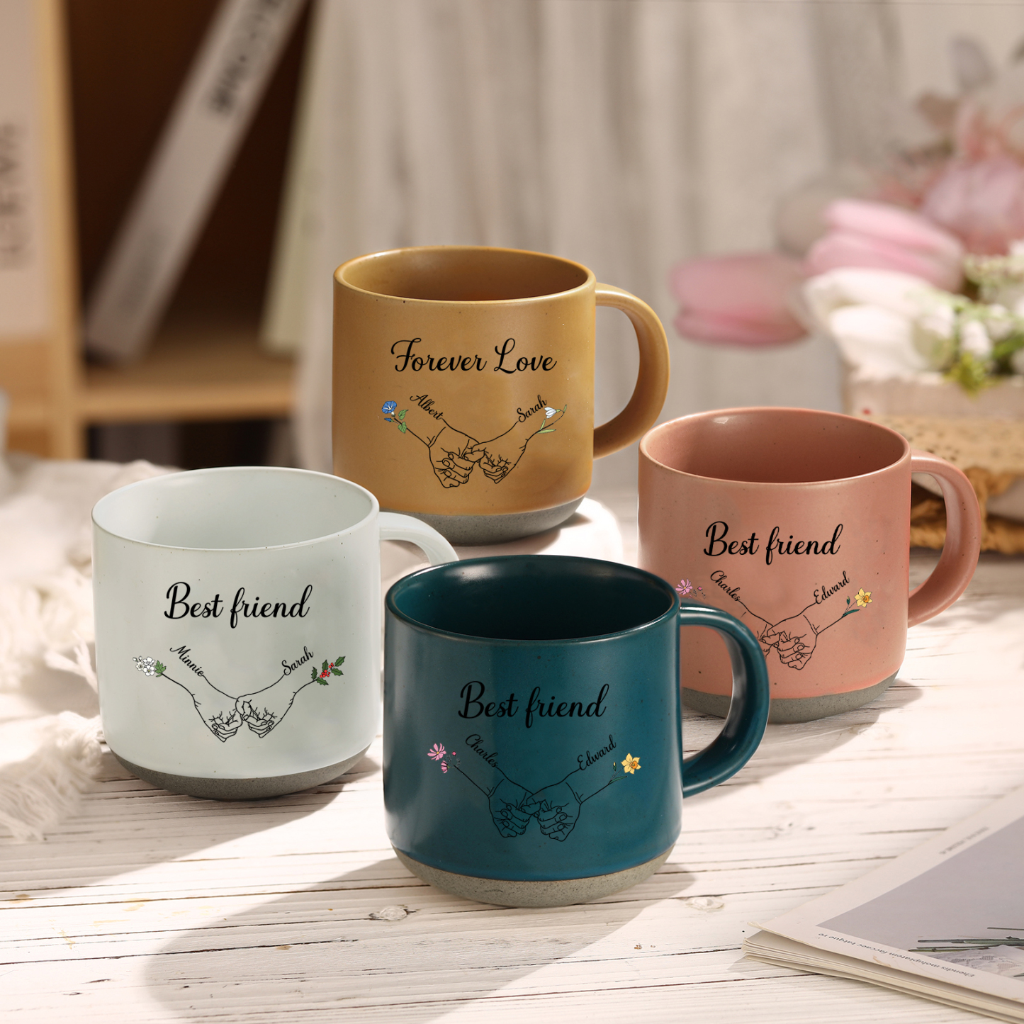 Personalisierte 2 Namen & 2 Geburtsblumen & Text Hand-in-Hand Keramik Mark-Tasse in 4 Farben – Einzigartiges Geschenk für Paar