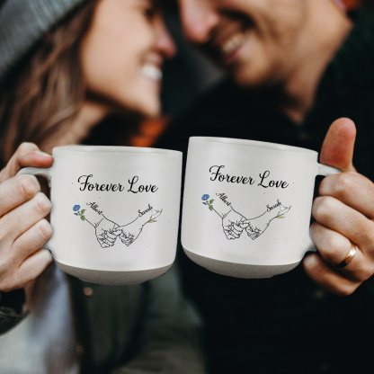 Personalisierte 2 Namen & 2 Geburtsblumen & Text Hand-in-Hand Keramik Mark-Tasse in 4 Farben – Einzigartiges Geschenk für Paar