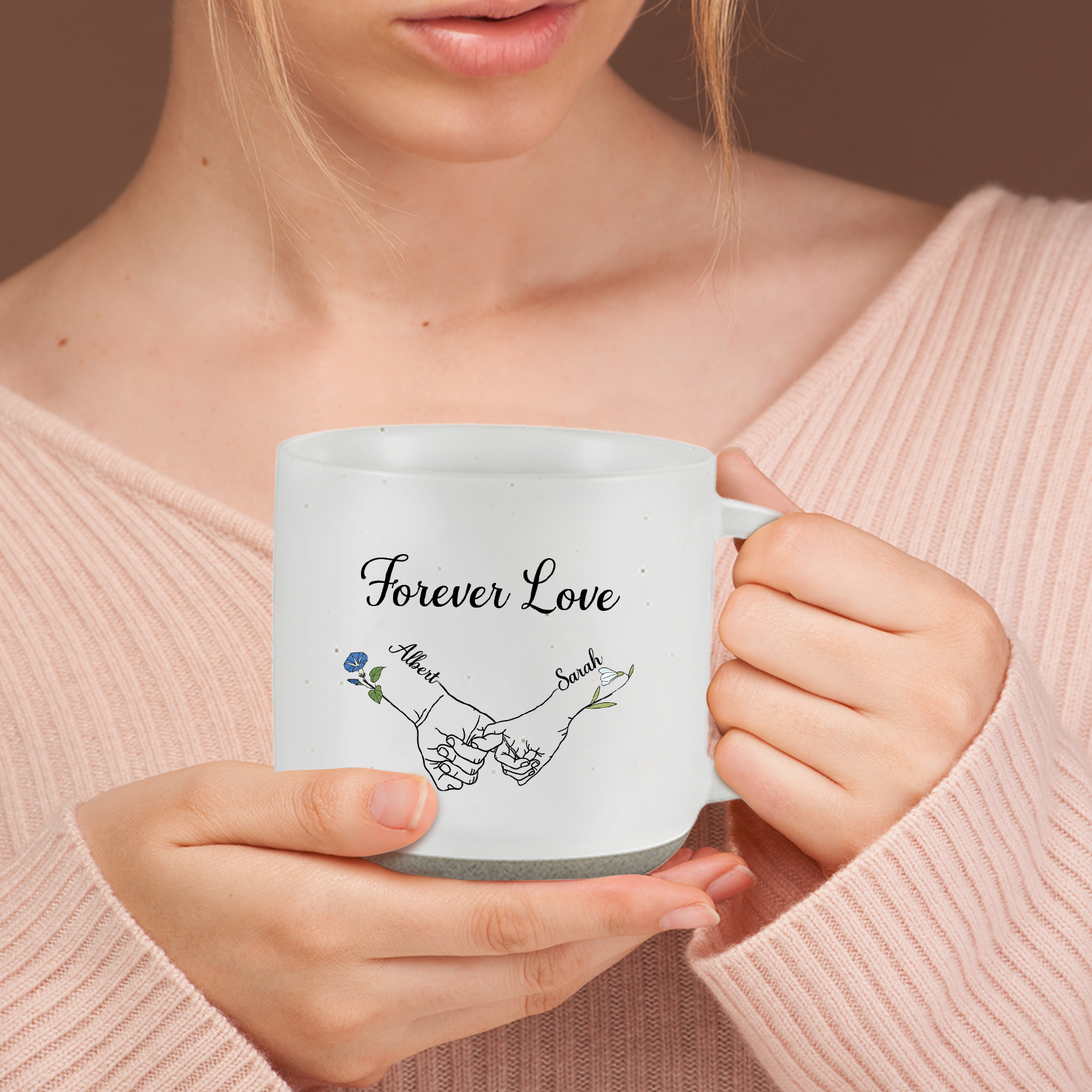 Personalisierte 2 Namen & 2 Geburtsblumen & Text Hand-in-Hand Keramik Mark-Tasse in 4 Farben – Einzigartiges Geschenk für Paar