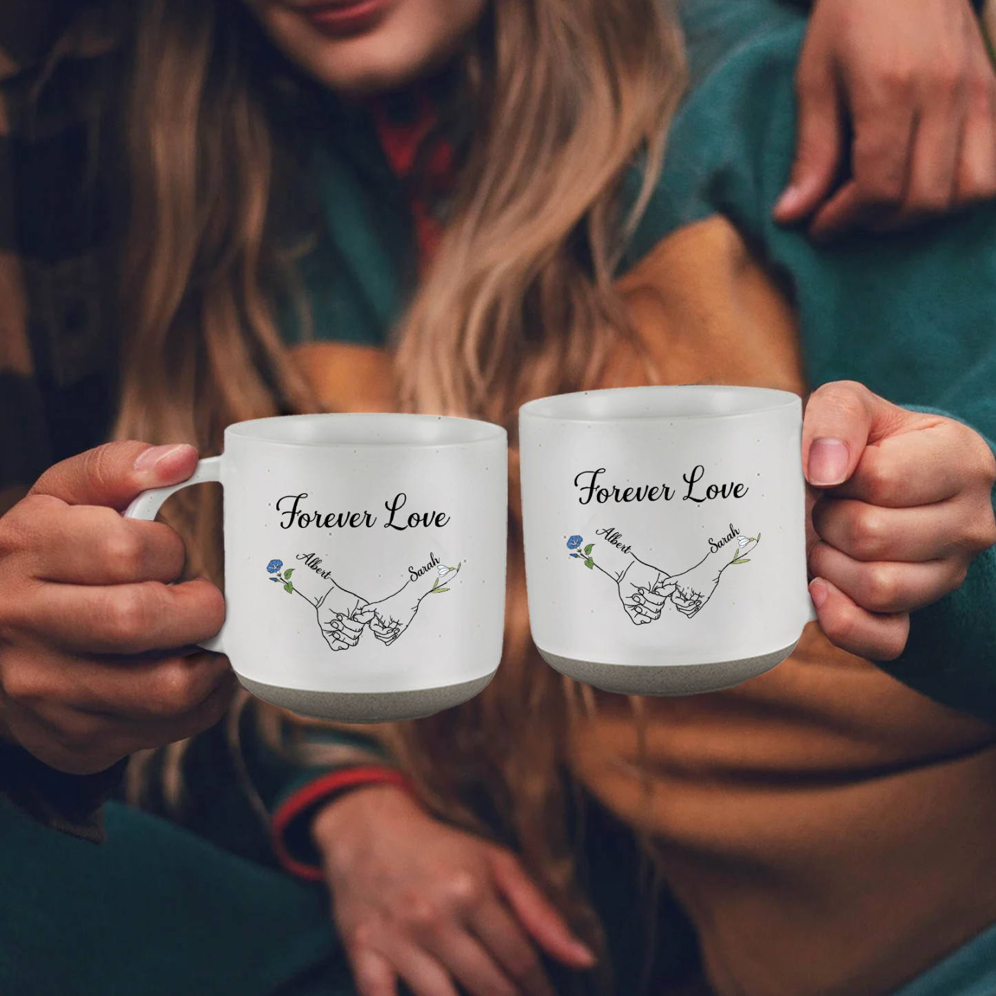 Personalisierte 2 Namen & 2 Geburtsblumen & Text Hand-in-Hand Keramik Mark-Tasse in 4 Farben – Einzigartiges Geschenk für Paar