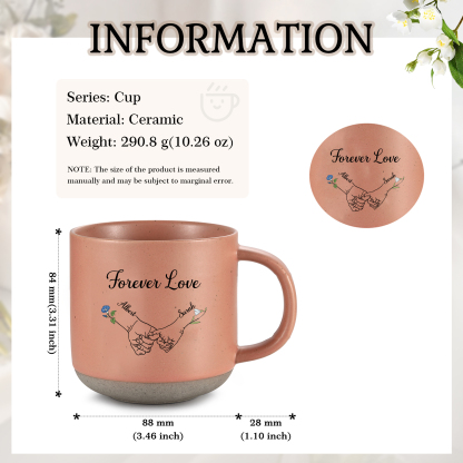 Personalisierte 2 Namen & 2 Geburtsblumen & Text Hand-in-Hand Keramik Mark-Tasse in 4 Farben – Einzigartiges Geschenk für Paar