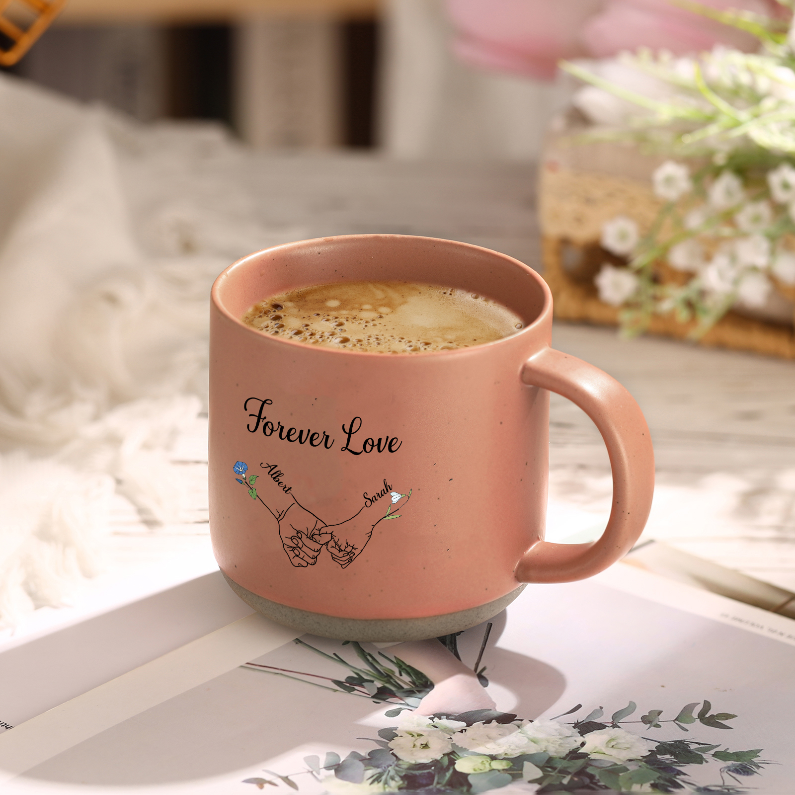 Personalisierte 2 Namen & 2 Geburtsblumen & Text Hand-in-Hand Keramik Mark-Tasse in 4 Farben – Einzigartiges Geschenk für Paar