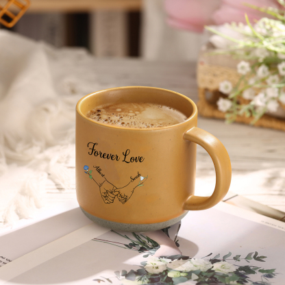 Personalisierte 2 Namen & 2 Geburtsblumen & Text Hand-in-Hand Keramik Mark-Tasse in 4 Farben – Einzigartiges Geschenk für Paar