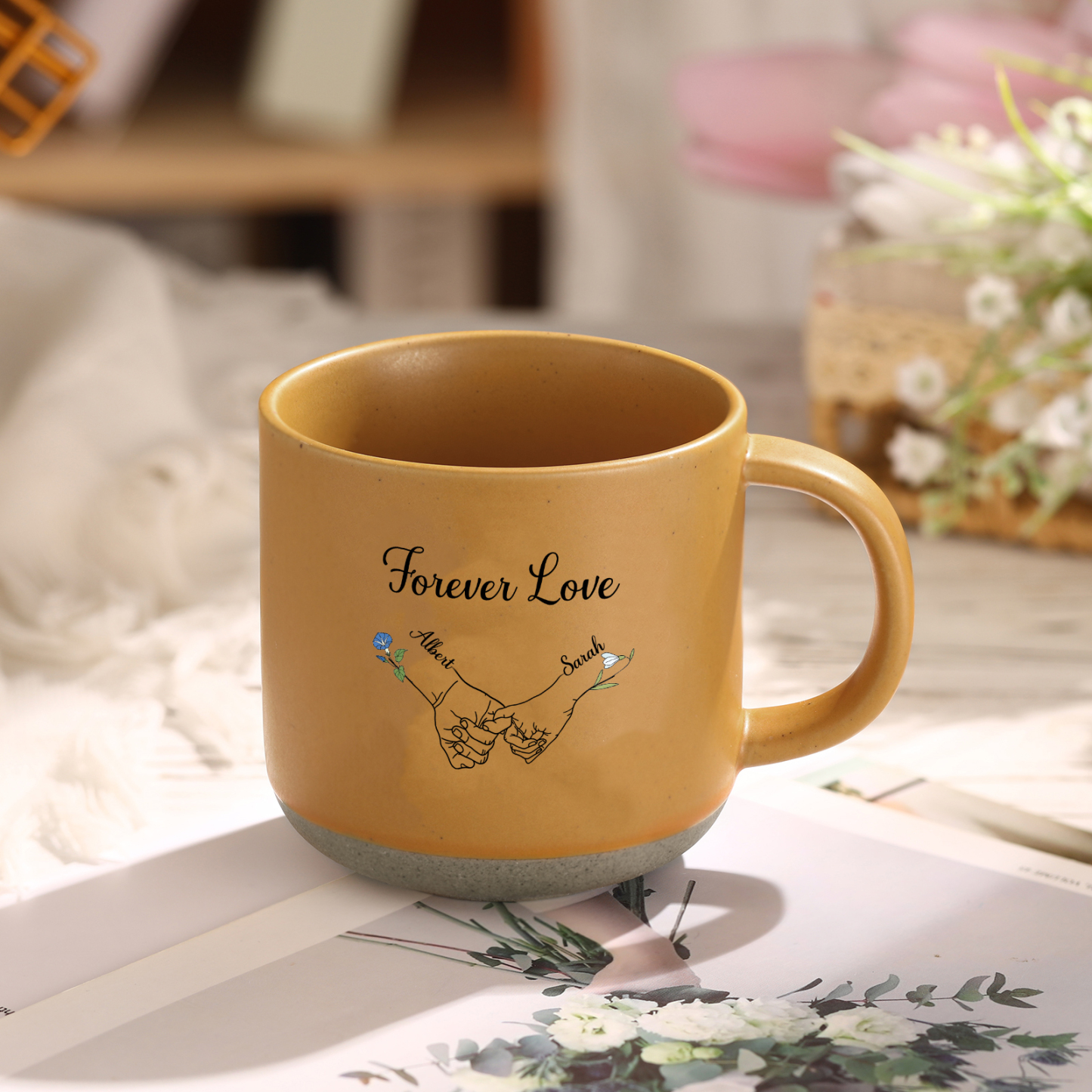Personalisierte 2 Namen & 2 Geburtsblumen & Text Hand-in-Hand Keramik Mark-Tasse in 4 Farben – Einzigartiges Geschenk für Paar