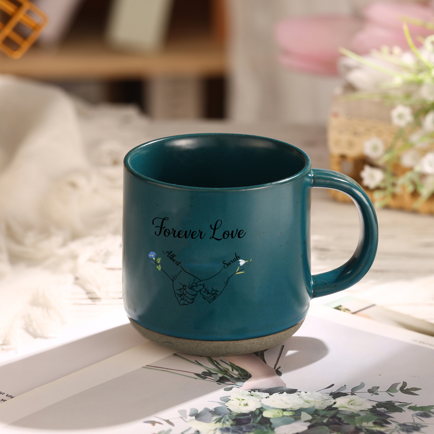 Personalisierte 2 Namen & 2 Geburtsblumen & Text Hand-in-Hand Keramik Mark-Tasse in 4 Farben – Einzigartiges Geschenk für Paar