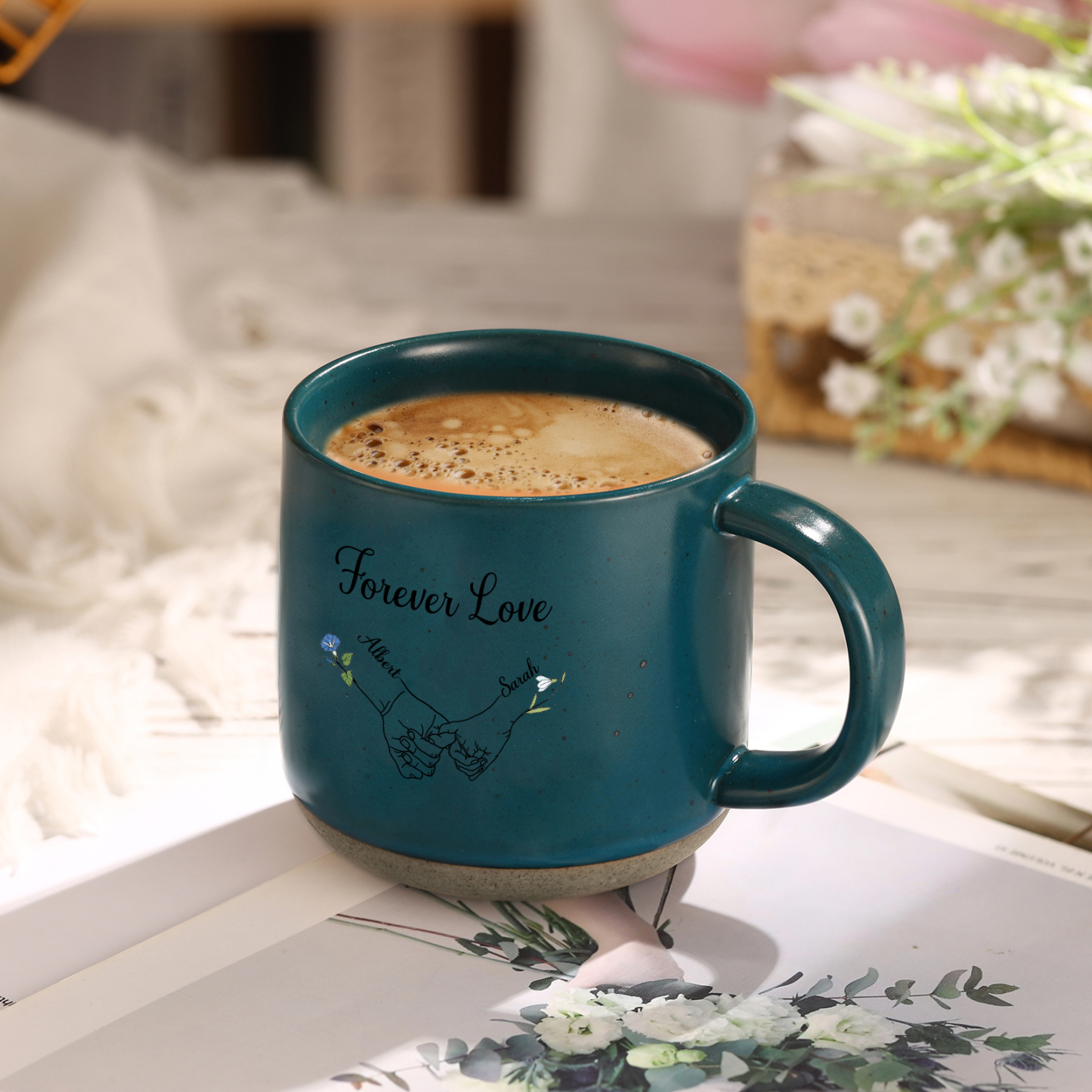 Personalisierte 2 Namen & 2 Geburtsblumen & Text Hand-in-Hand Keramik Mark-Tasse in 4 Farben – Einzigartiges Geschenk für Paar