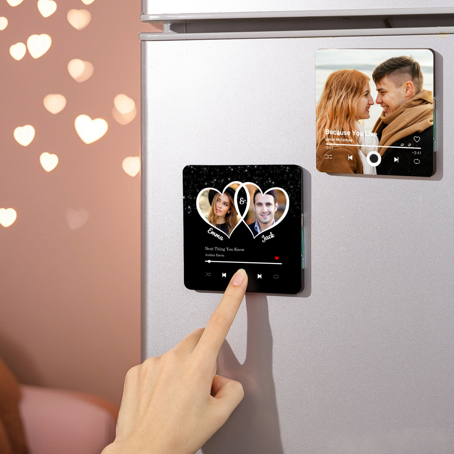 Personalisiertes 2 Fotos & 2 Namen & Lied Acryl-Kühlschrankmagnet & Foto & 2 Namen Metall-Schlüsselanhänger – Liebe braucht nur zwei Herzen – Schlüsselanhänger & Kühlschrankmagnet & Stift Geschenkbox Set für Paar
