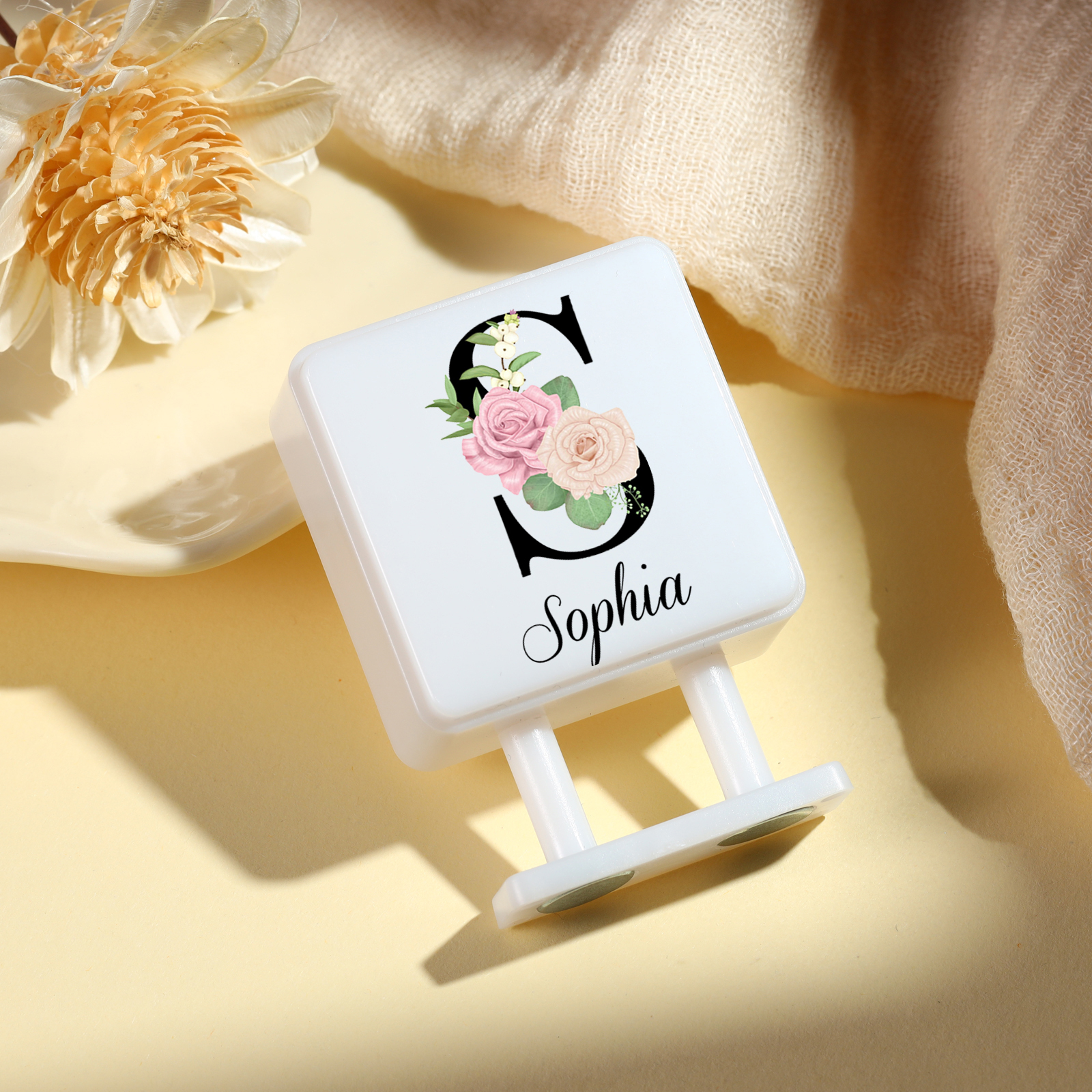 Personalisiertes Buchstabe & Name Quadratische-Kühlschrankmagnet mit Leuchtfunktion Schöne Blumen