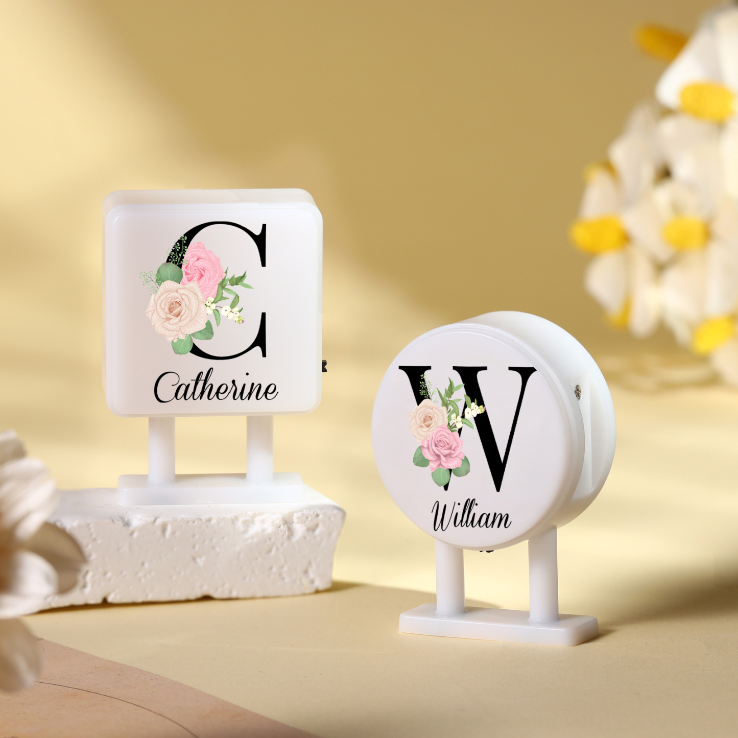 Personalisiertes Buchstabe & Name Quadratische-Kühlschrankmagnet mit Leuchtfunktion Schöne Blumen