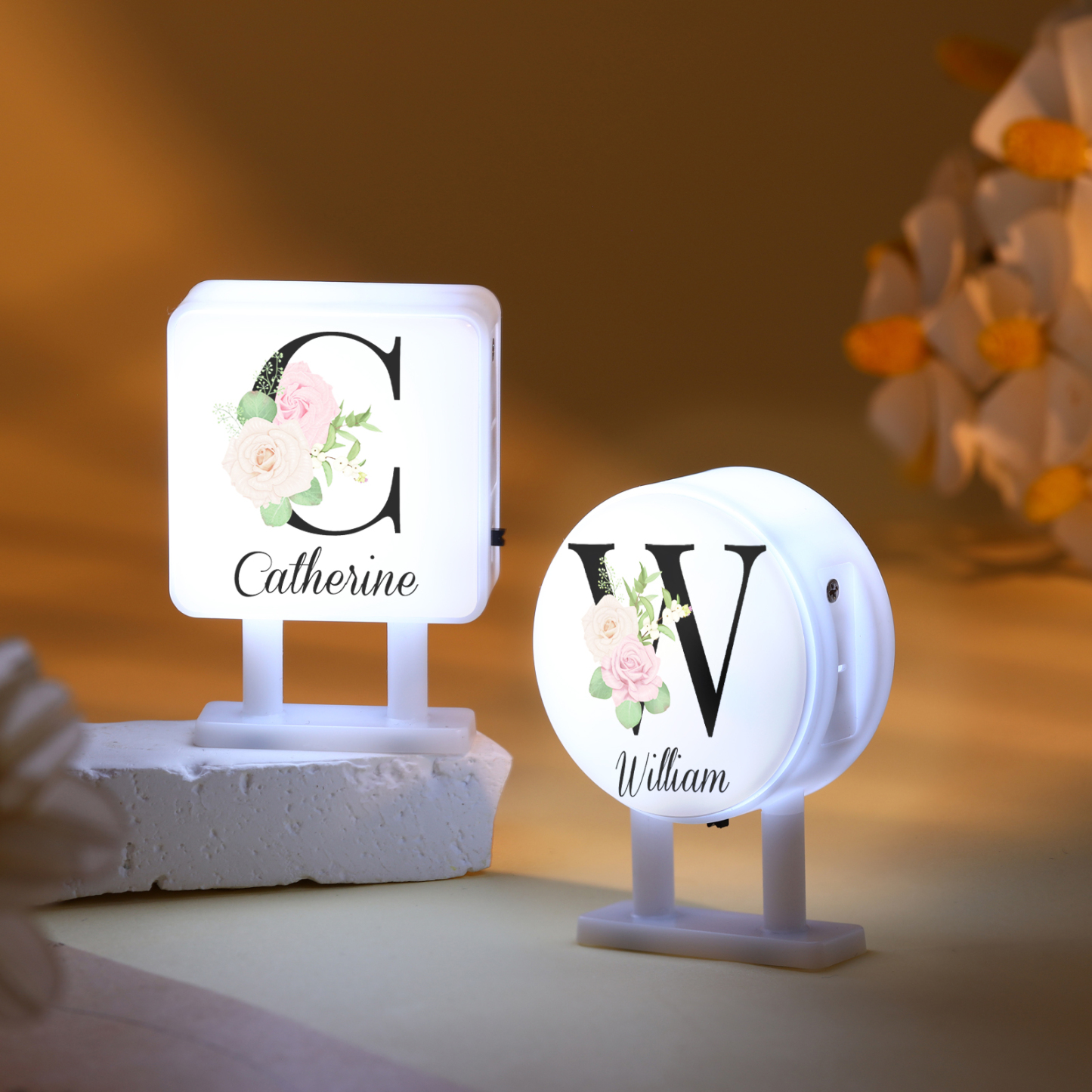 Personalisiertes Buchstabe & Name Quadratische-Kühlschrankmagnet mit Leuchtfunktion Schöne Blumen