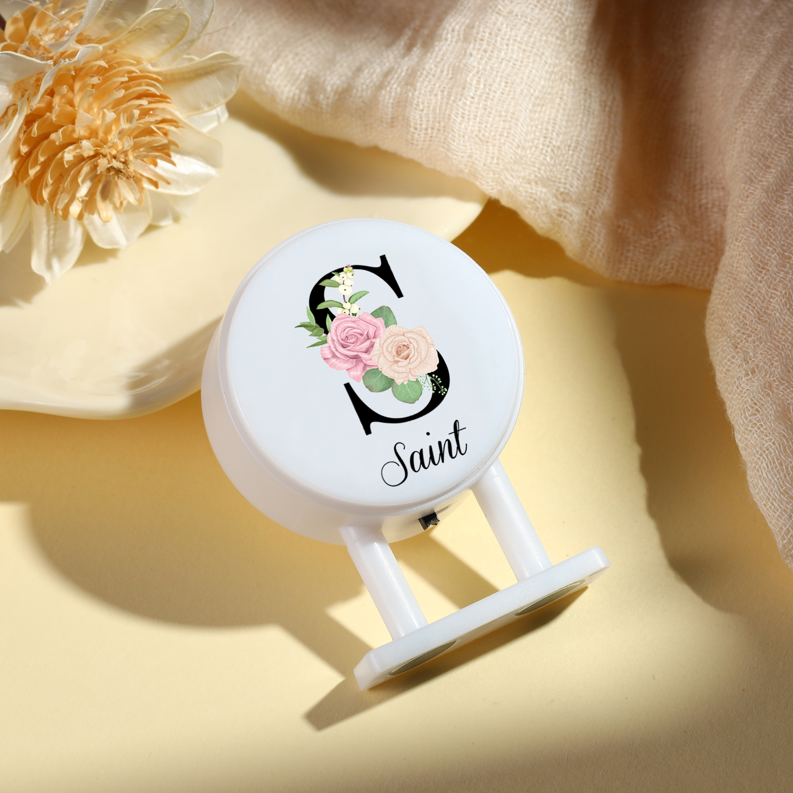 Personalisiertes Buchstabe & Name Runde-Kühlschrankmagnet mit Leuchtfunktion Schöne Blumen