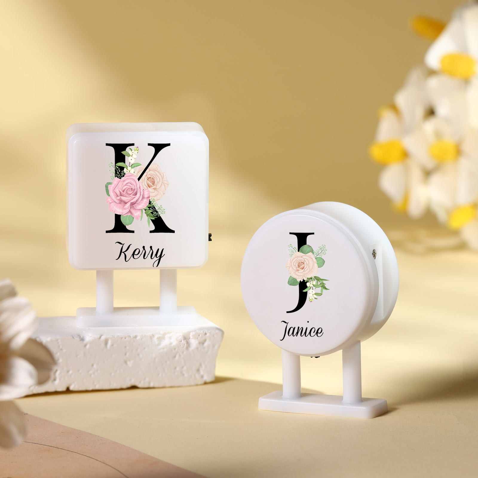 Personalisiertes Buchstabe & Name Runde-Kühlschrankmagnet mit Leuchtfunktion Schöne Blumen