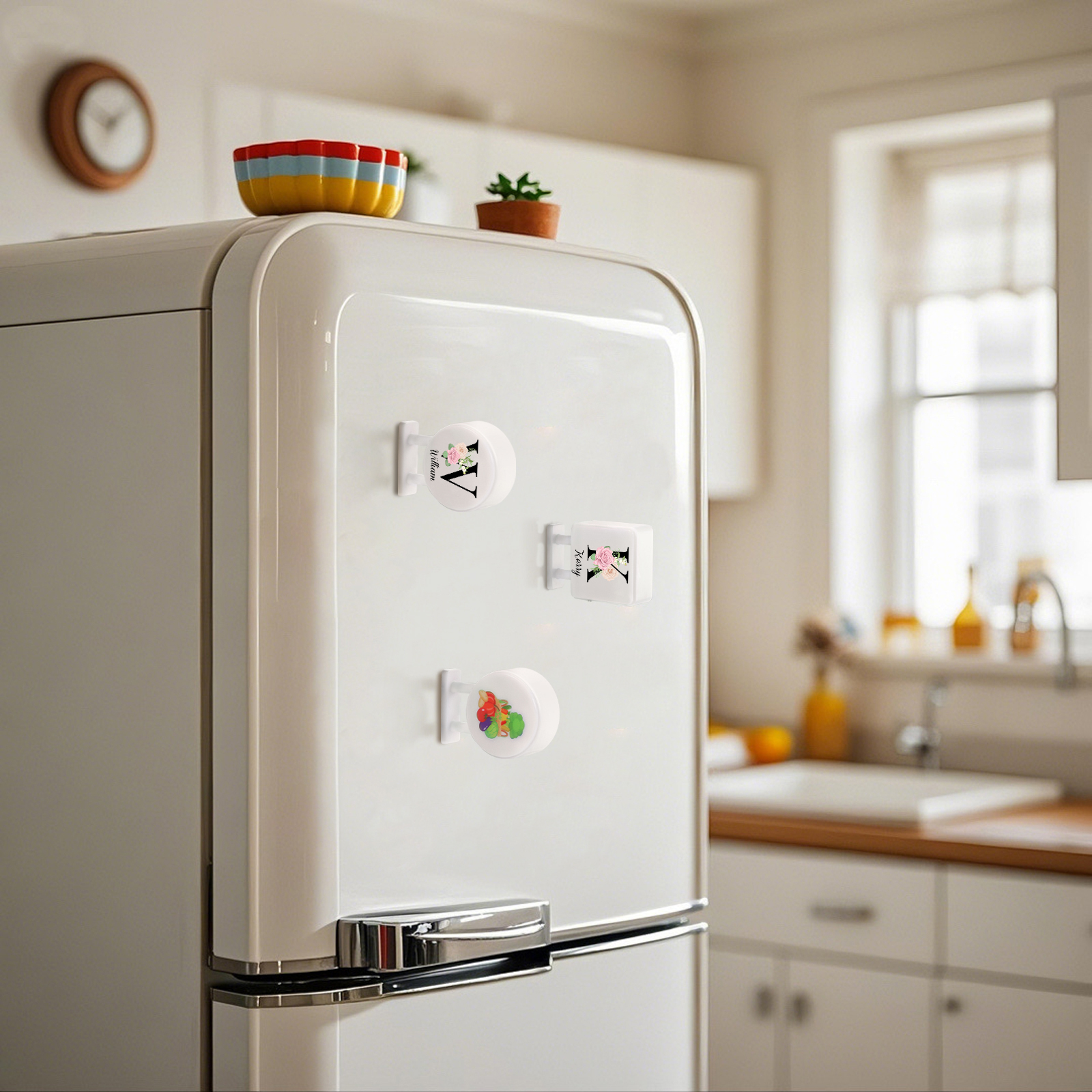 Personalisiertes Buchstabe & Name Runde-Kühlschrankmagnet mit Leuchtfunktion Schöne Blumen