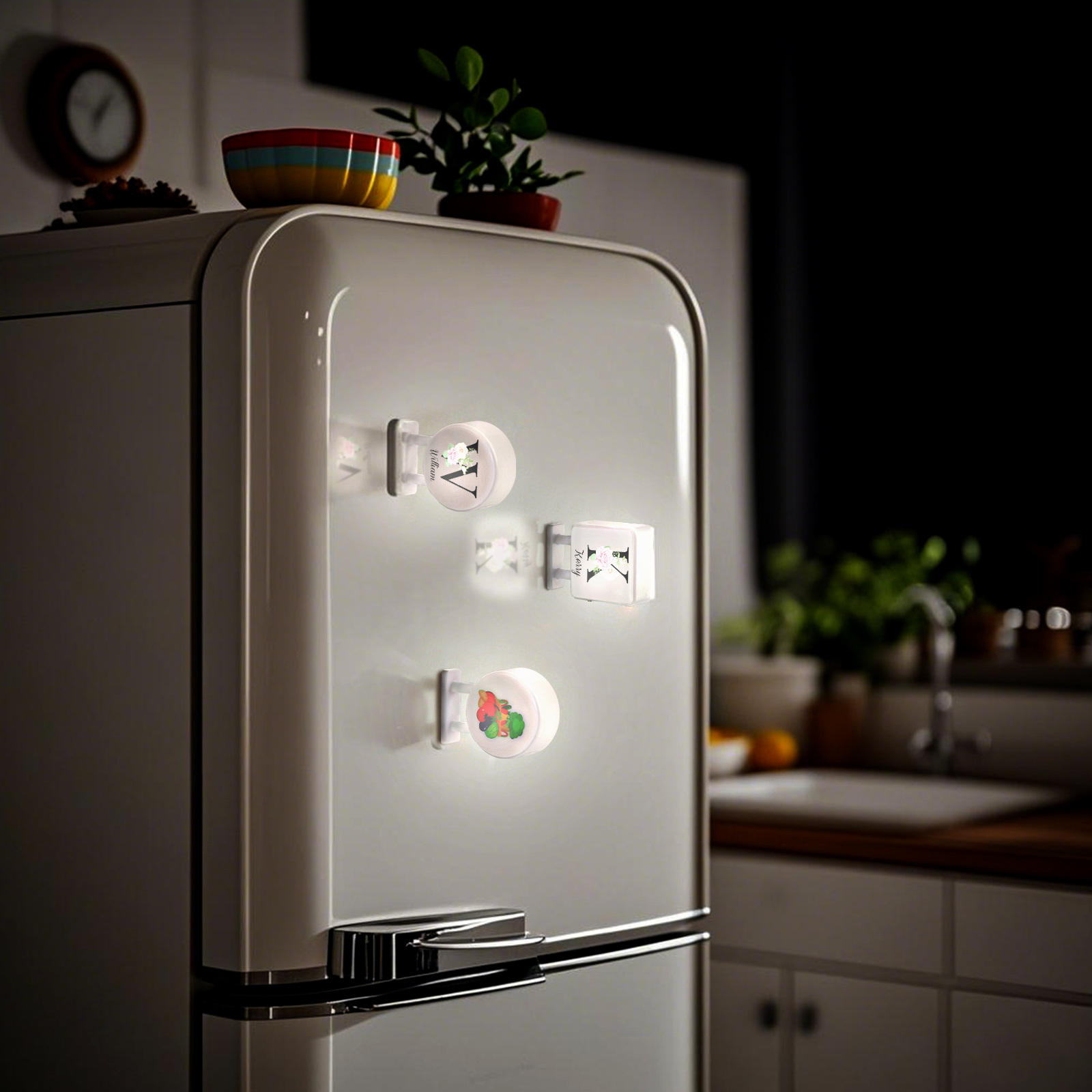 Personalisiertes Buchstabe & Name Runde-Kühlschrankmagnet mit Leuchtfunktion Schöne Blumen