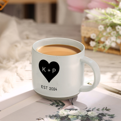 Personalisierte 2 Namen & Buchstaben & Datum & Jahr & Text Hand-in-Hand Keramik Mark-Tasse in 7 Farben & 12 Stile – Einzigartiges Geschenk für Paar