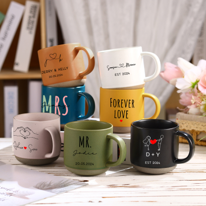 Personalisierte 2 Namen & Buchstaben & Datum & Jahr & Text Hand-in-Hand Keramik Mark-Tasse in 7 Farben & 12 Stile – Einzigartiges Geschenk für Paar