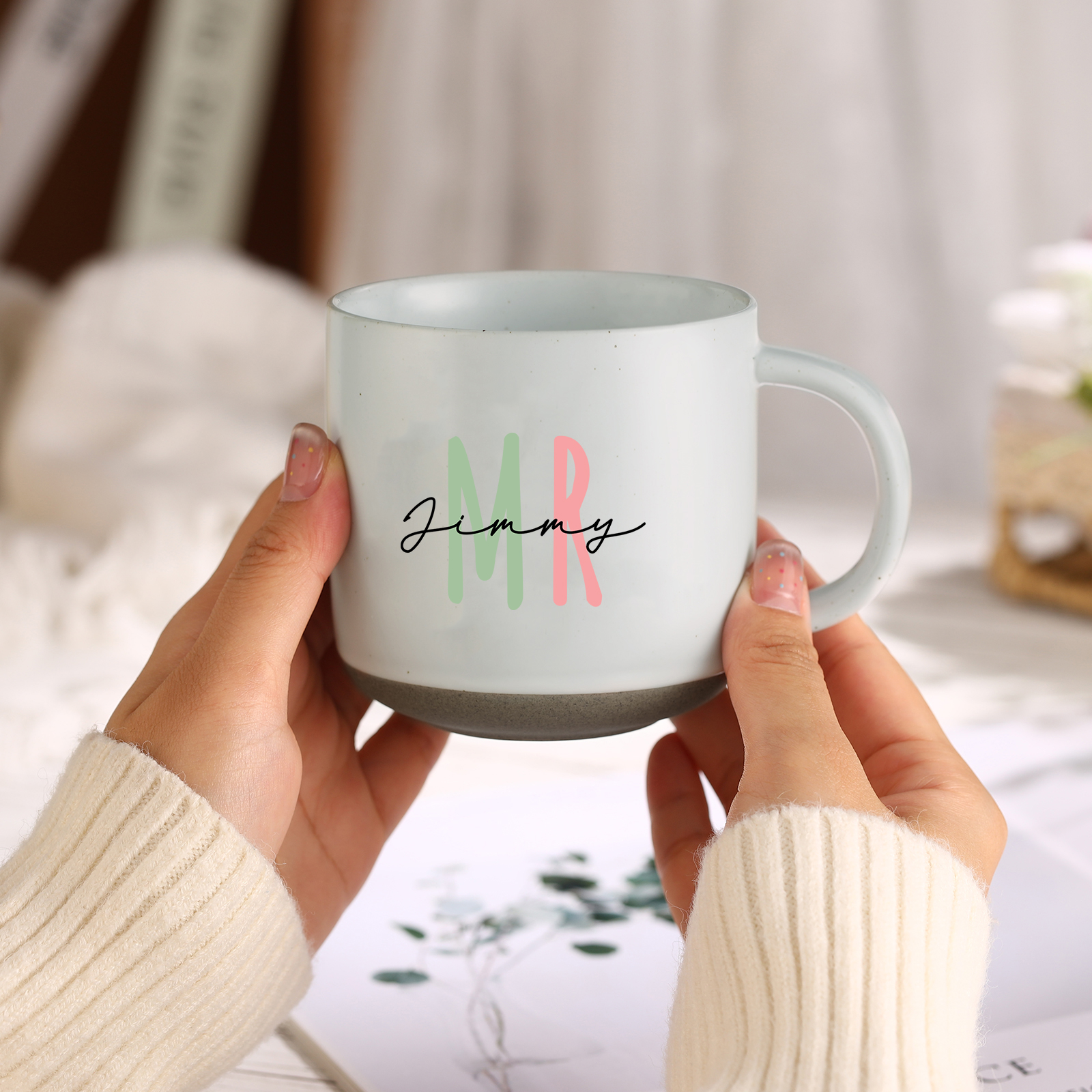 Personalisierte 2 Namen & Buchstaben & Datum & Jahr & Text Hand-in-Hand Keramik Mark-Tasse in 7 Farben & 12 Stile – Einzigartiges Geschenk für Paar
