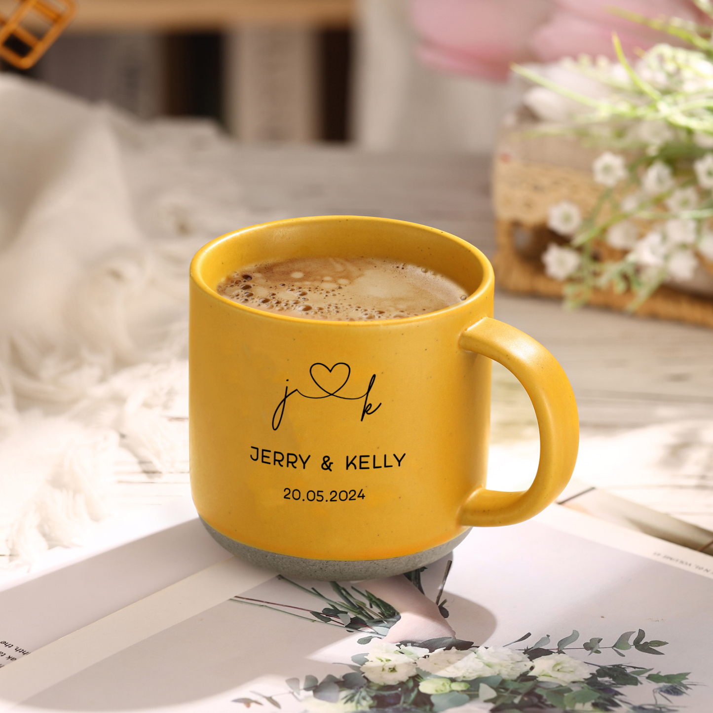 Personalisierte 2 Namen & Buchstaben & Datum & Jahr & Text Hand-in-Hand Keramik Mark-Tasse in 7 Farben & 12 Stile – Einzigartiges Geschenk für Paar