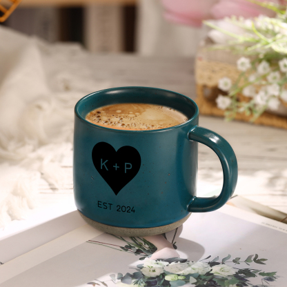 Personalisierte 2 Namen & Buchstaben & Datum & Jahr & Text Hand-in-Hand Keramik Mark-Tasse in 7 Farben & 12 Stile – Einzigartiges Geschenk für Paar