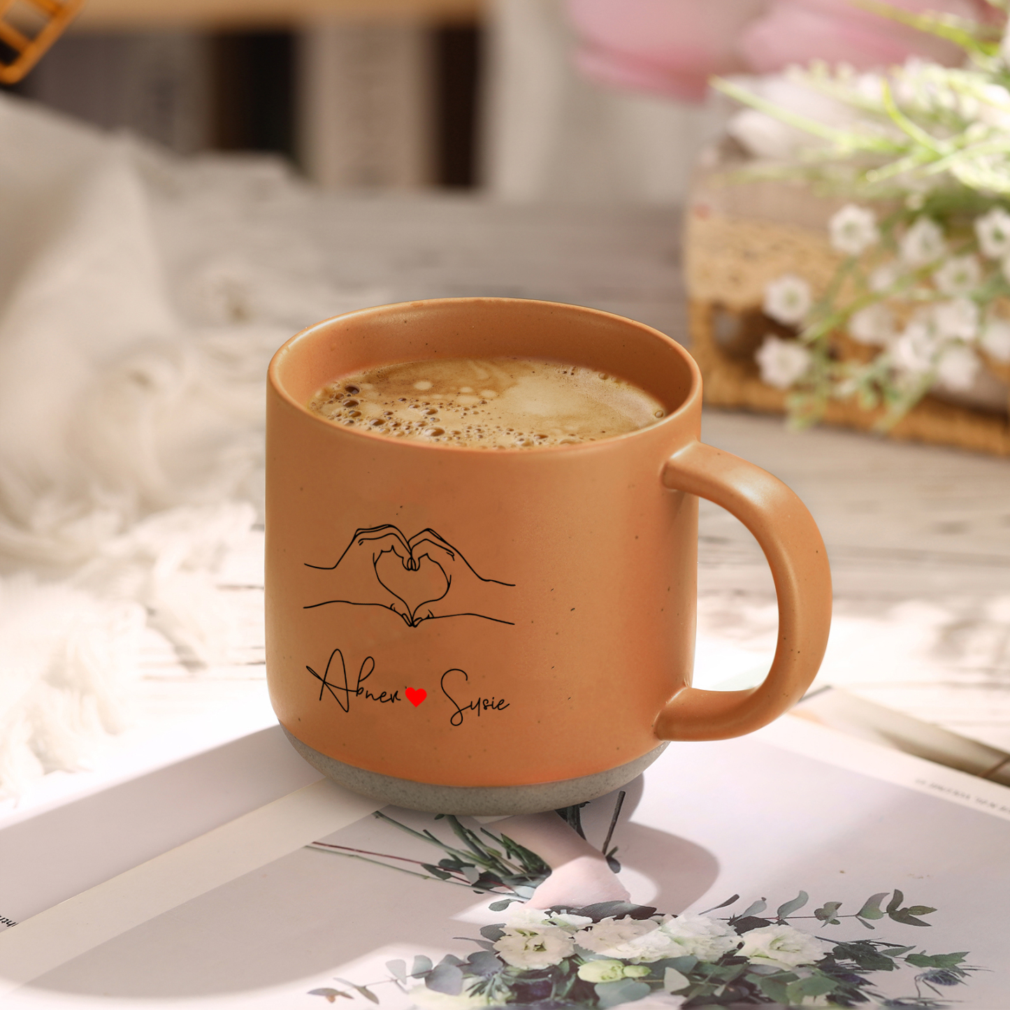 Personalisierte 2 Namen & Buchstaben & Datum & Jahr & Text Hand-in-Hand Keramik Mark-Tasse in 7 Farben & 12 Stile – Einzigartiges Geschenk für Paar