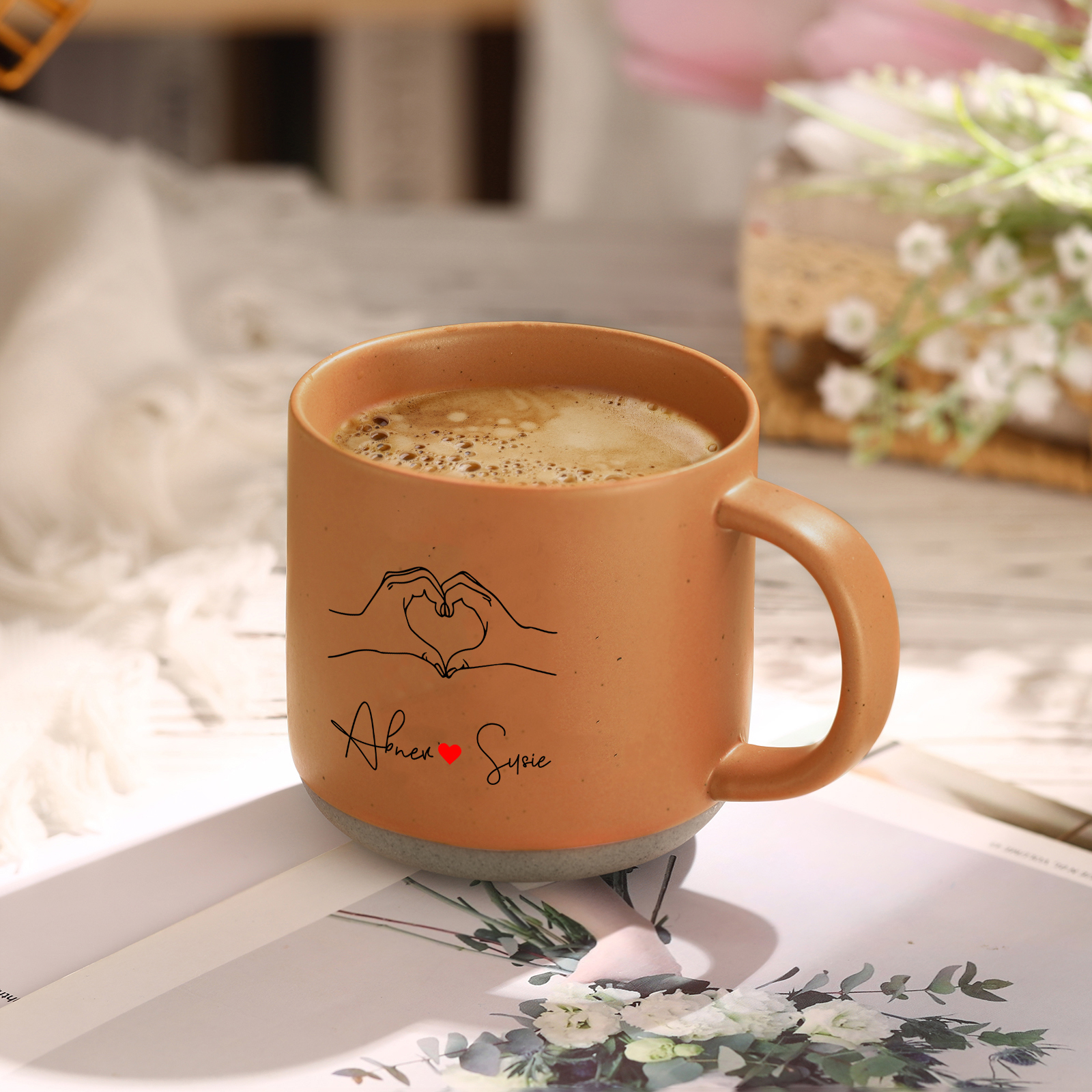 Personalisierte 2 Namen & Buchstaben & Datum & Jahr & Text Hand-in-Hand Keramik Mark-Tasse in 7 Farben & 12 Stile – Einzigartiges Geschenk für Paar