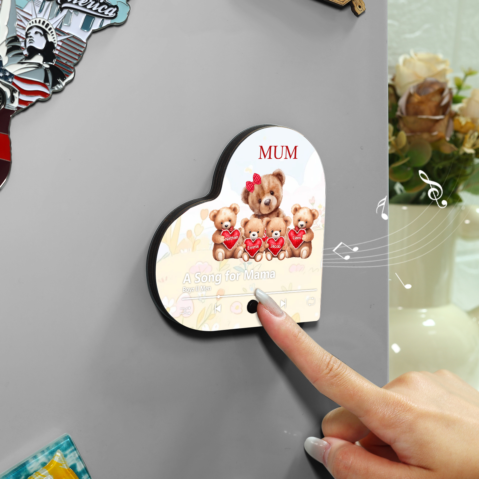 Herz Personalisiertes 4 Namen & Text & Lied farbige Acryl-Holz Kühlschrankmagnet mit Musikfunktion - Geschenk für Mama