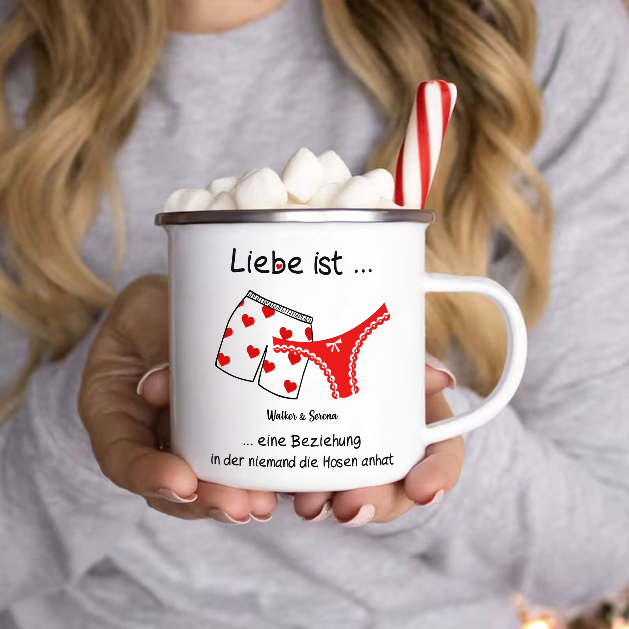 Emaille Tasse-Personalisierbare 2 Namen- Liebe ist eine Beziehung, in der niemand die Hosen anhat-Emaille Becher für Paare