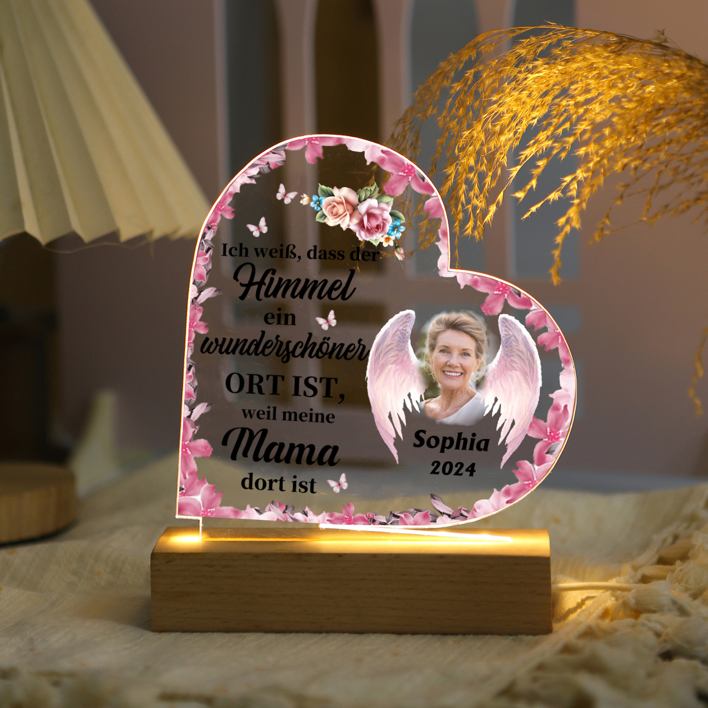 Personalisierter 1 Name & Foto & Jahr LED Herz Acryl-Nachtlicht – Ich weiß, dass der Himmel ein wunderschöner Ort ist, weil meine Mama dort ist – Gedenk-Nachtlampe mit Holzsockel