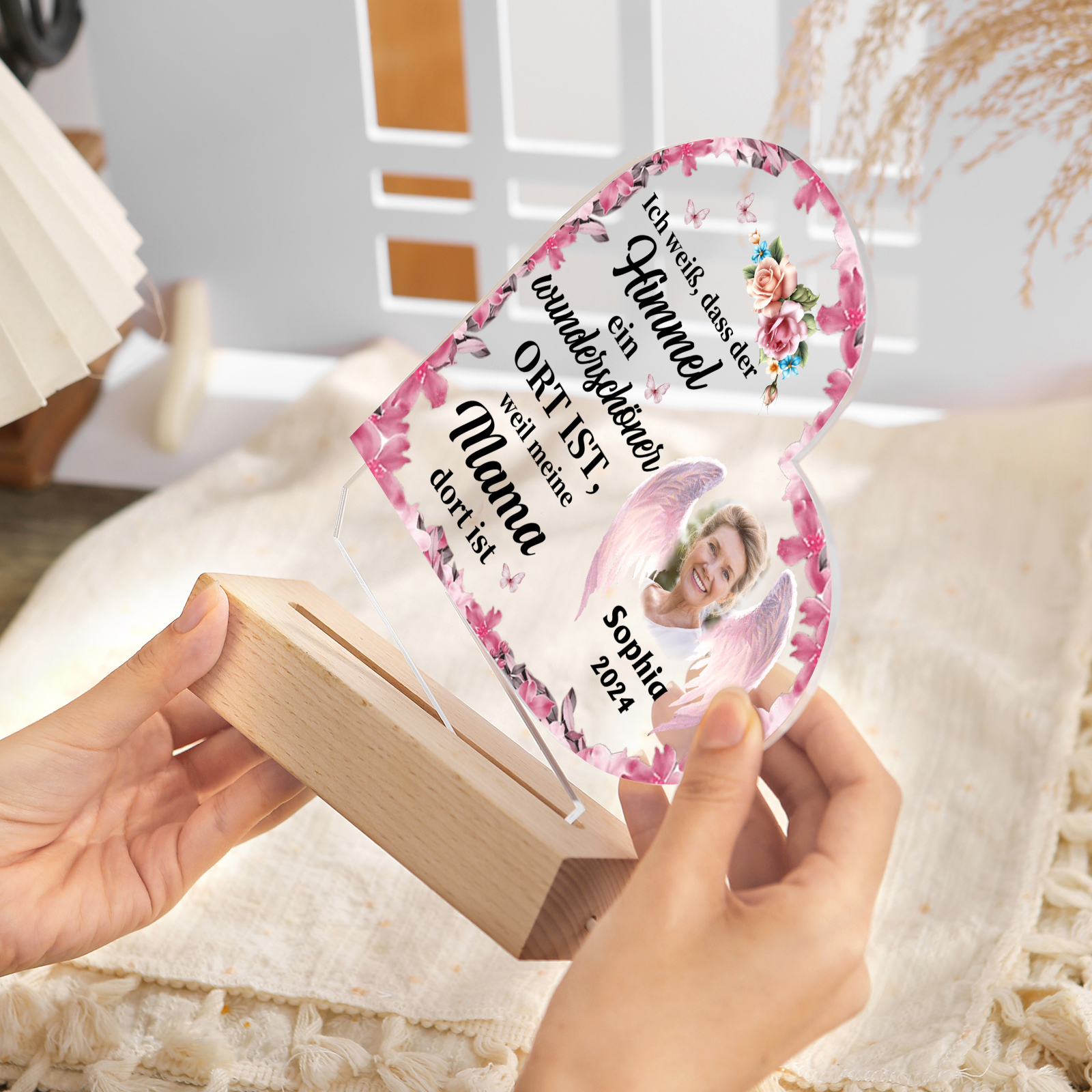 Personalisierter 1 Name & Foto & Jahr LED Herz Acryl-Nachtlicht – Ich weiß, dass der Himmel ein wunderschöner Ort ist, weil meine Mama dort ist – Gedenk-Nachtlampe mit Holzsockel