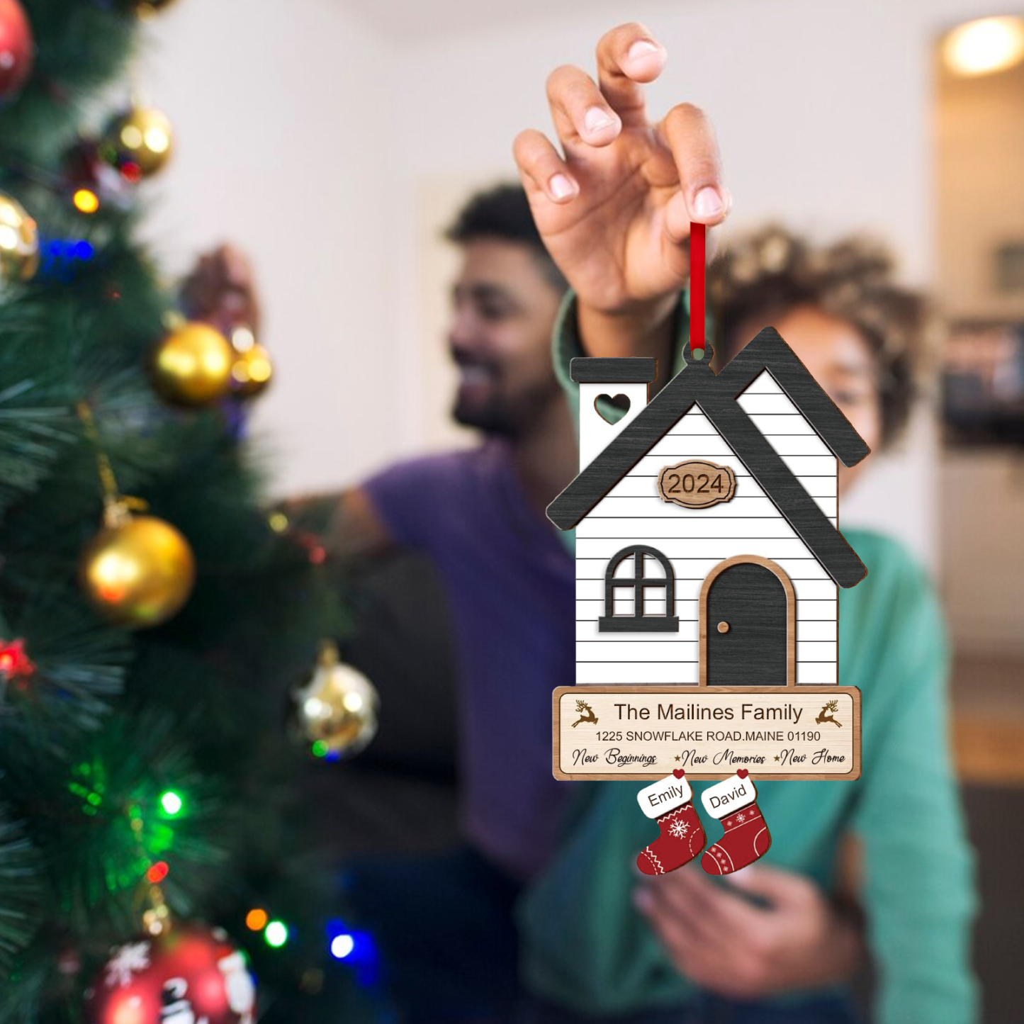 Holz Weihnachtsornament-Personalisierte 2 Namen & 2 Texten & Jahr Haus-Weihnachtsanhänger-4 Farben zur Auswahl