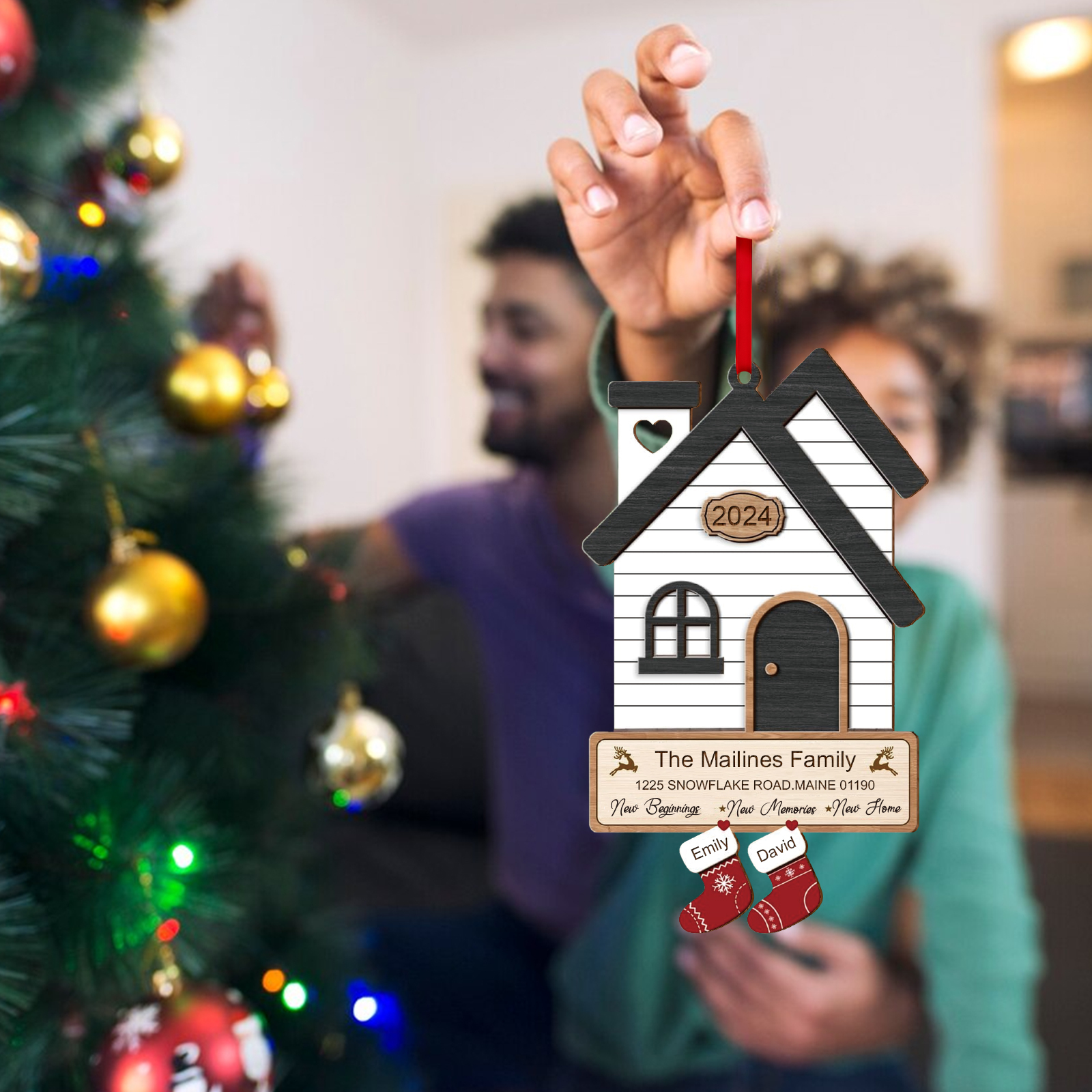 Holz Weihnachtsornament-Personalisierte 2 Namen & 2 Texten & Jahr Haus-Weihnachtsanhänger-4 Farben zur Auswahl