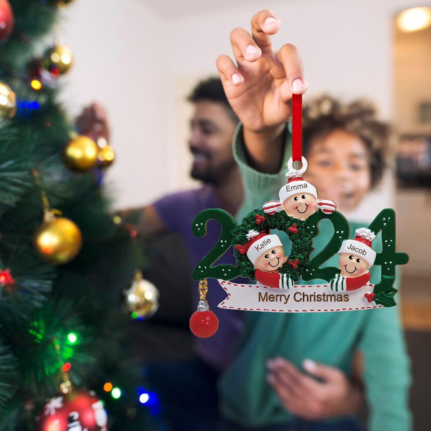 Personalisierter 2-6 Namen & Text Weihnachtsornament 2024 – Familien-Holzanhänger