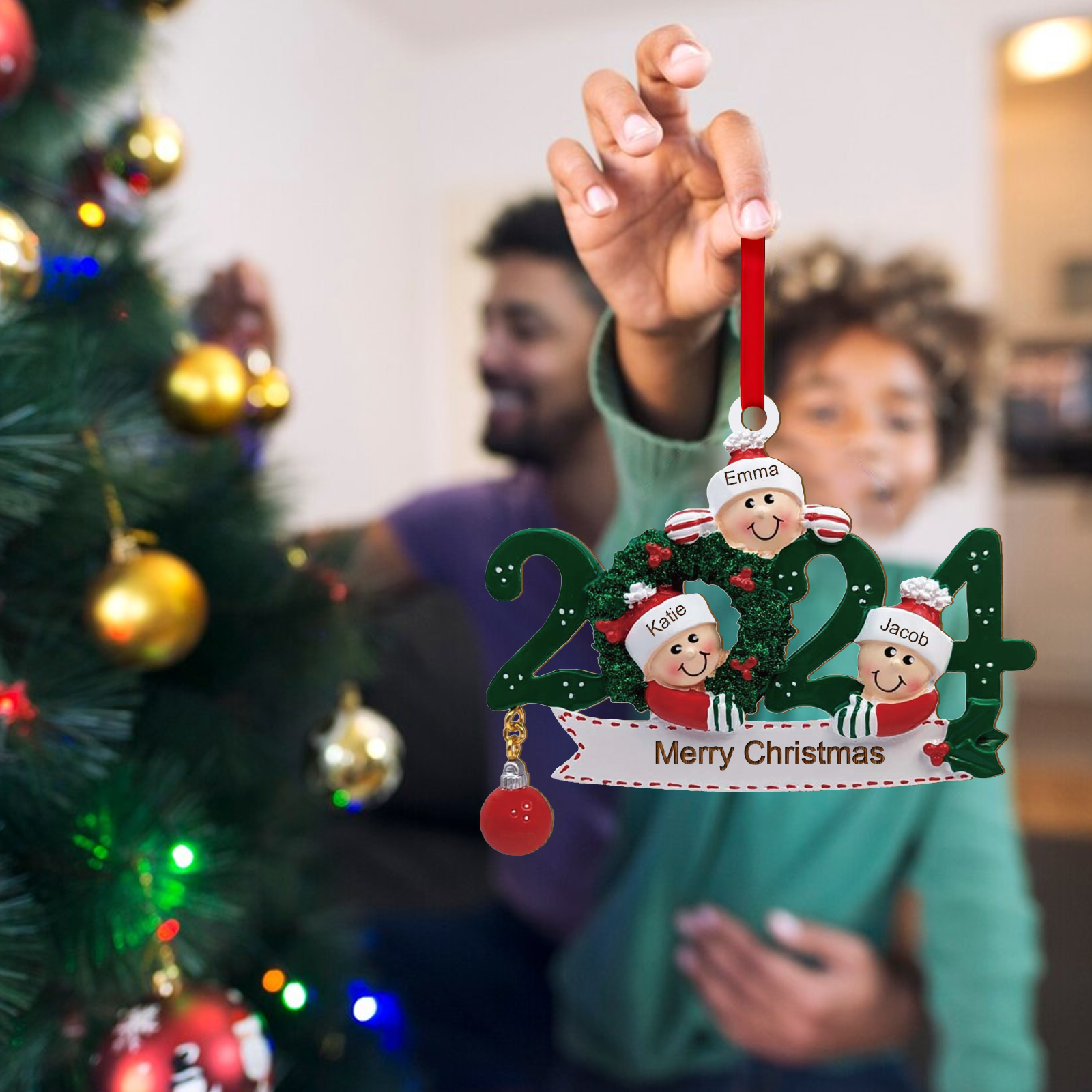 Personalisierter 2-6 Namen & Text Weihnachtsornament 2024 – Familien-Holzanhänger
