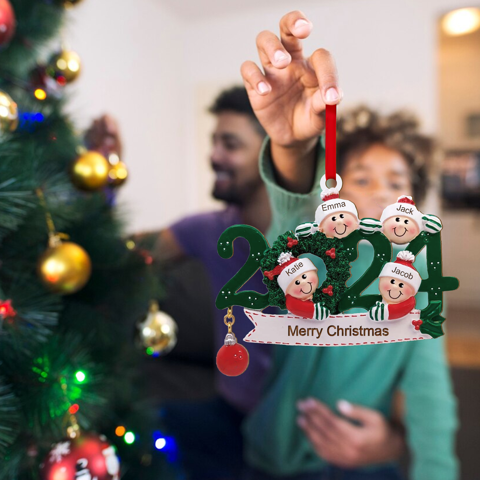 Personalisierter 2-6 Namen & Text Weihnachtsornament 2024 – Familien-Holzanhänger