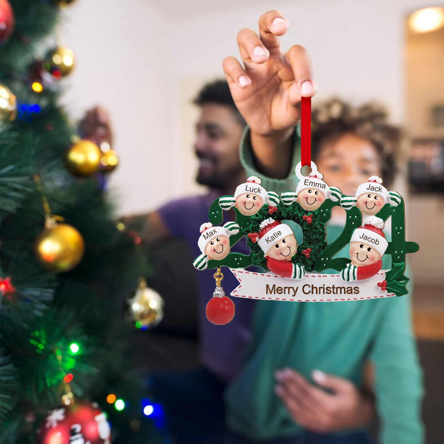 Personalisierter 2-6 Namen & Text Weihnachtsornament 2024 – Familien-Holzanhänger