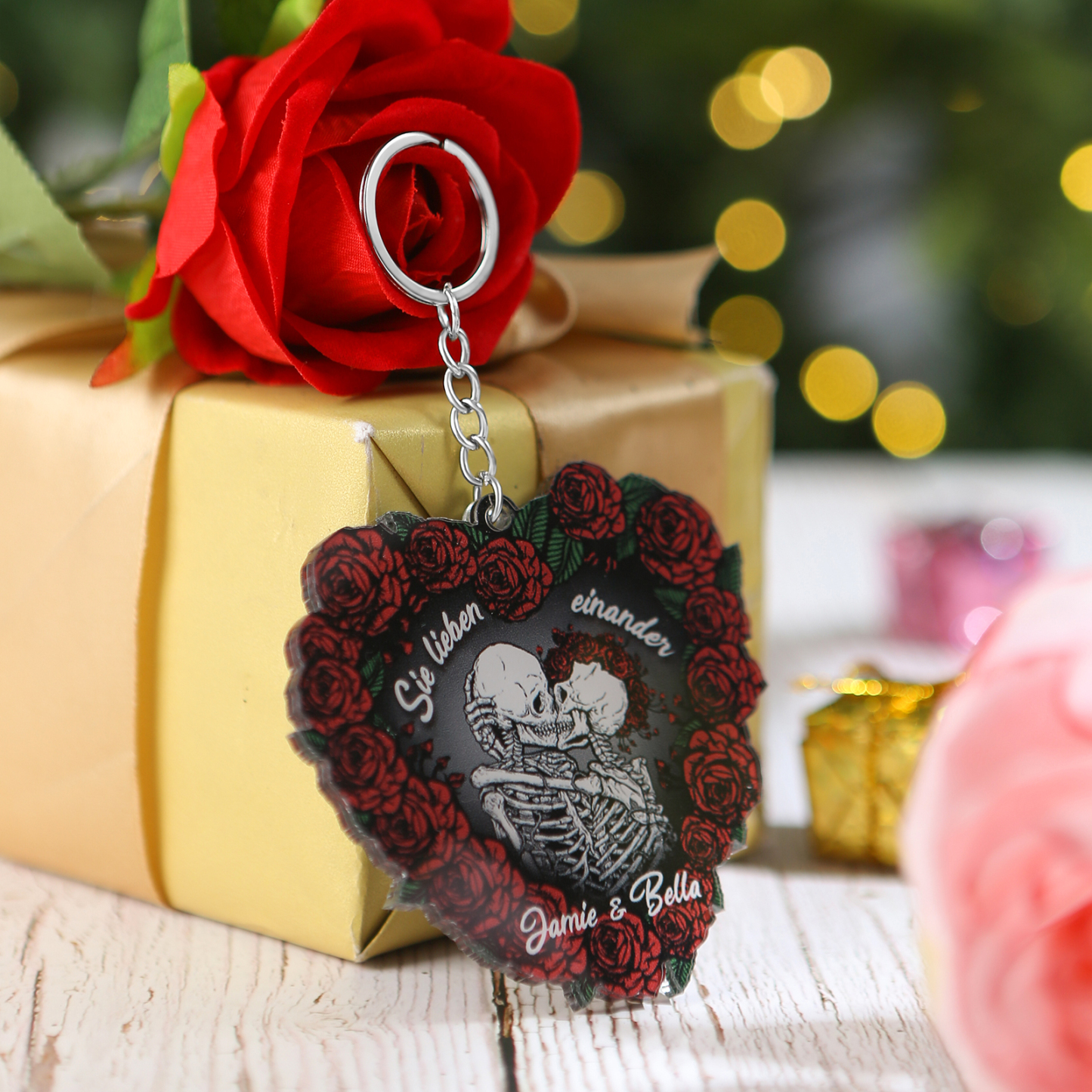 Personalisierte 2 Namen Skelett-Liebespaar Herz Acryl Schlüsselanhänger mit Rosa -Sie lieben einander- Weihnachtsornament für Paar