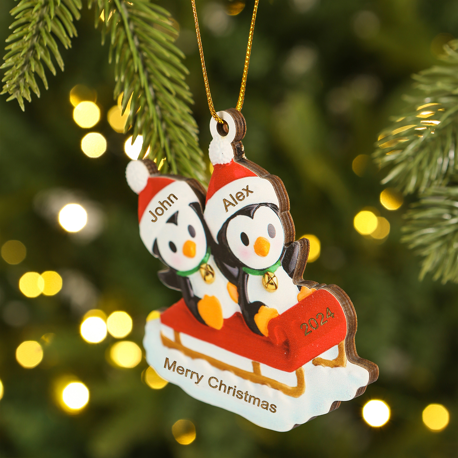 Holz Weihnachtsornament-Personalisierter Text & 2-6 Namen & Jahr niedliche Pinguin auf dem Schlitten Weihnachtsbaum-Anhänger