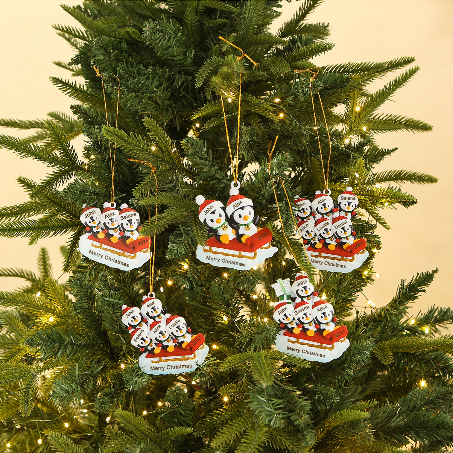 Holz Weihnachtsornament-Personalisierter Text & 2-6 Namen & Jahr niedliche Pinguin auf dem Schlitten Weihnachtsbaum-Anhänger