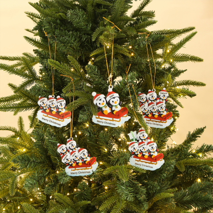 Holz Weihnachtsornament-Personalisierter Text & 2-6 Namen & Jahr niedliche Pinguin auf dem Schlitten Weihnachtsbaum-Anhänger