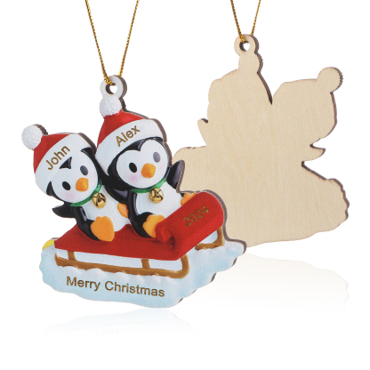 Holz Weihnachtsornament-Personalisierter Text & 2-6 Namen & Jahr niedliche Pinguin auf dem Schlitten Weihnachtsbaum-Anhänger