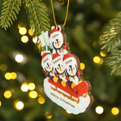 Holz Weihnachtsornament-Personalisierter Text & 2-6 Namen & Jahr niedliche Pinguin auf dem Schlitten Weihnachtsbaum-Anhänger