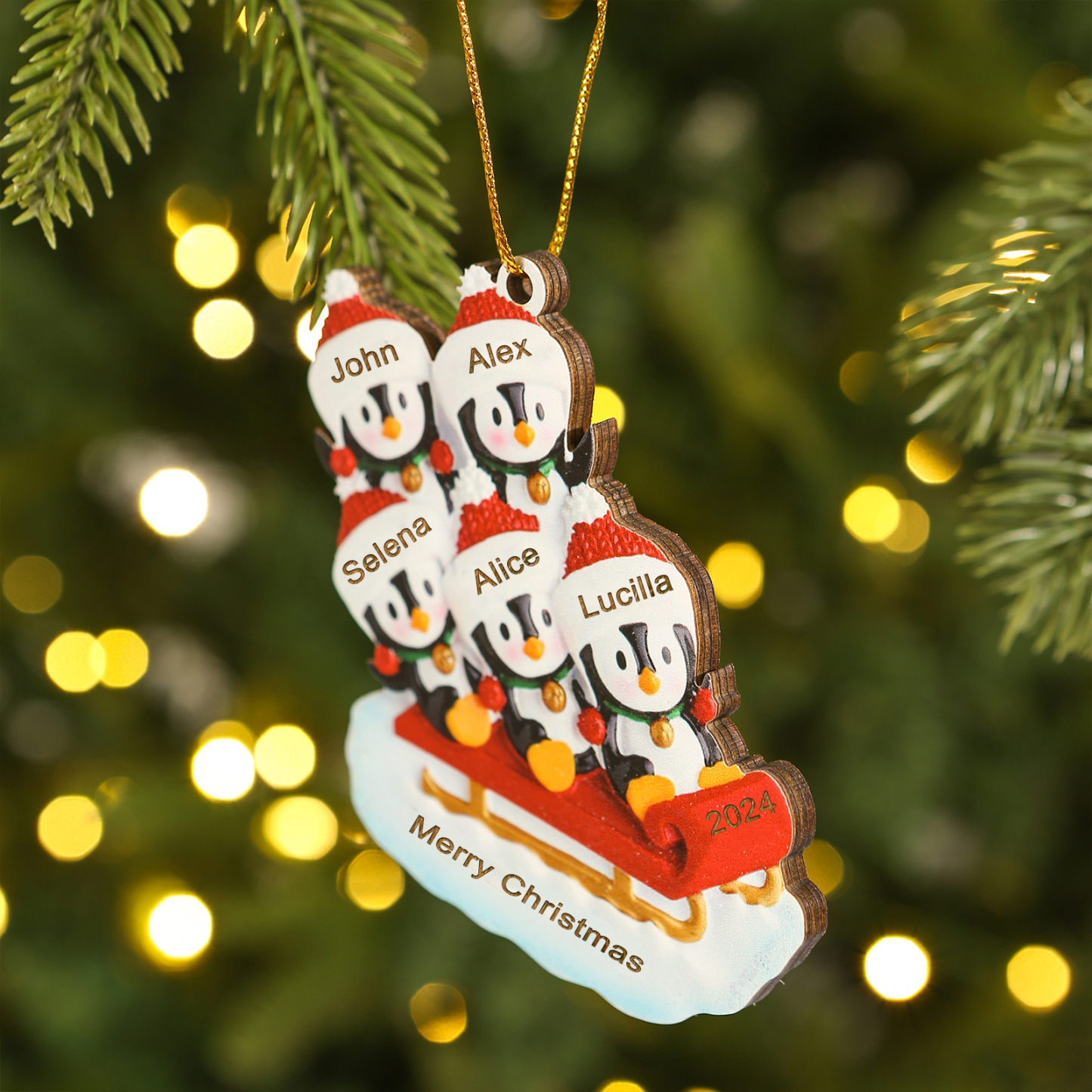 Holz Weihnachtsornament-Personalisierter Text & 2-6 Namen & Jahr niedliche Pinguin auf dem Schlitten Weihnachtsbaum-Anhänger