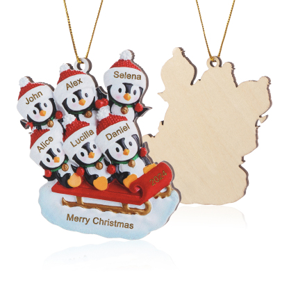 Holz Weihnachtsornament-Personalisierter Text & 2-6 Namen & Jahr niedliche Pinguin auf dem Schlitten Weihnachtsbaum-Anhänger