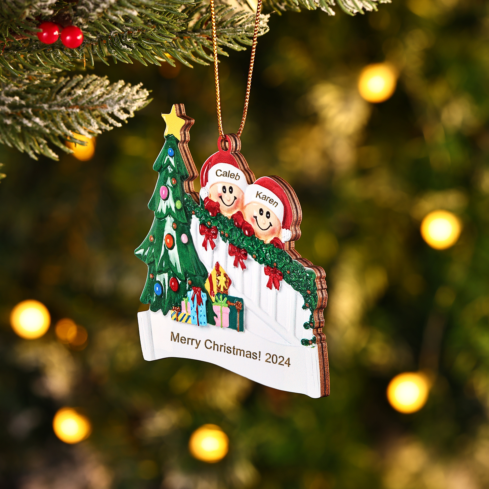 Holz Weihnachtsornament-Personalisierte 2-6 Namen & Text & Jahr Weihnachtsszene mit Baum & Geschenken Weihnachts-Anhänger
