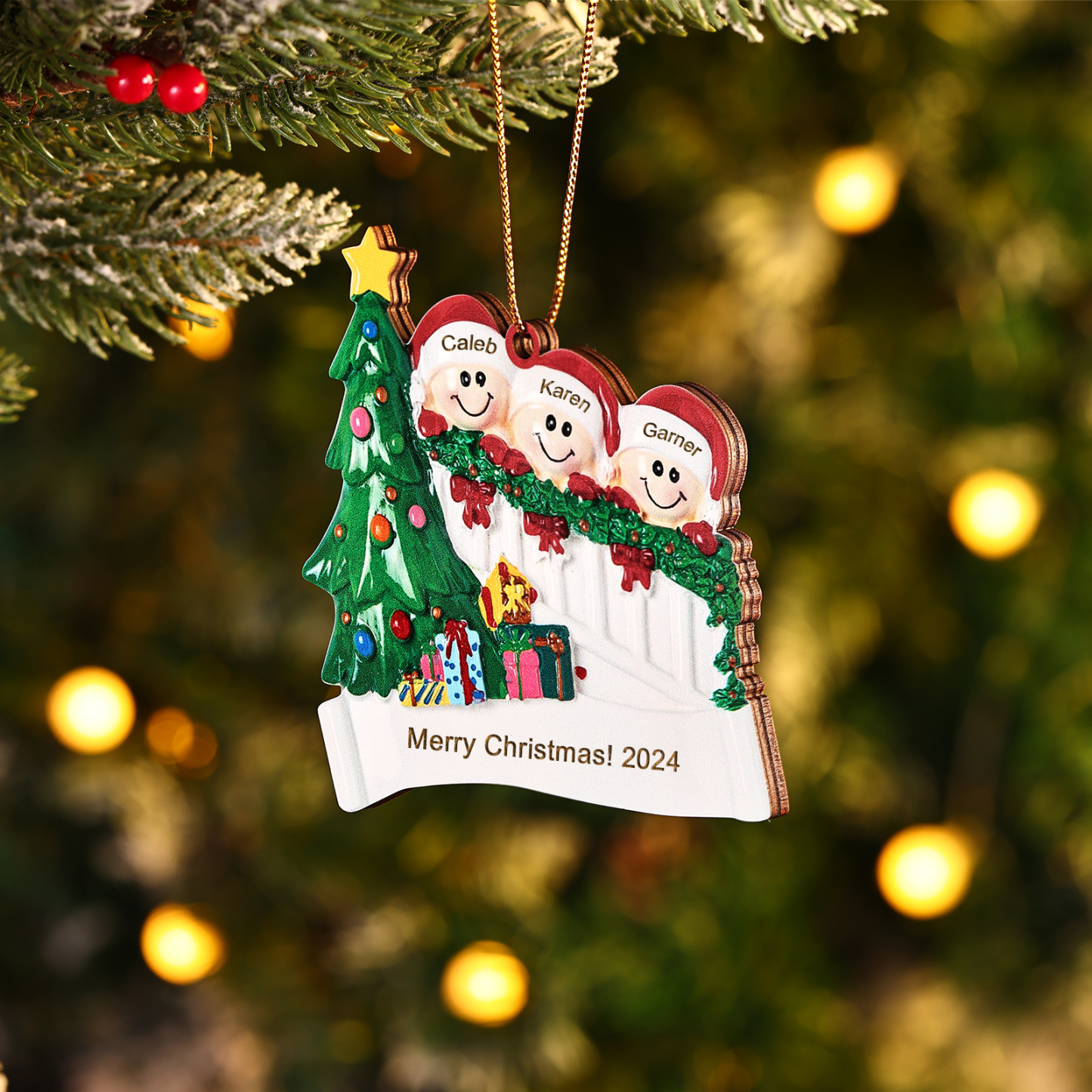 Holz Weihnachtsornament-Personalisierte 2-6 Namen & Text & Jahr Weihnachtsszene mit Baum & Geschenken Weihnachts-Anhänger